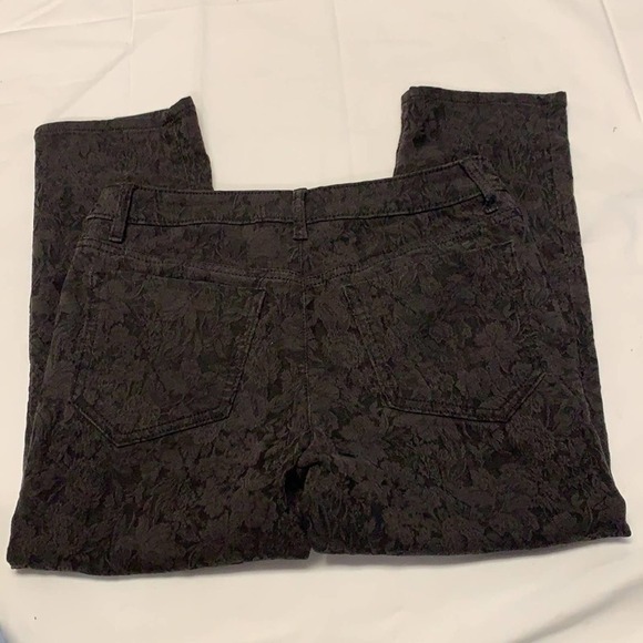 Simply Vera Wang Embossed Black Denim Cropped Jeans. Size 6. EUC. Metal zipper - Picture 4 of 8
